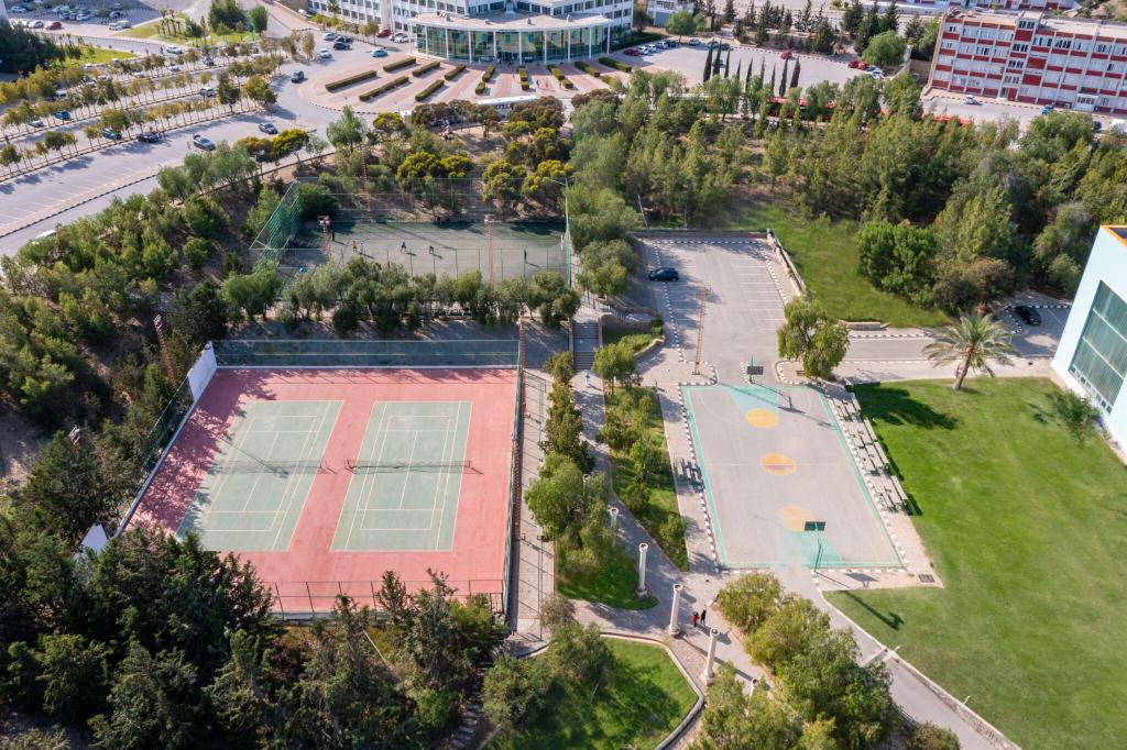 Açık Tenis ve Futbol Sahaları